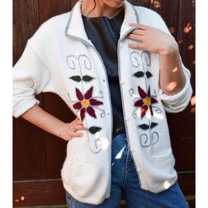 ❌SOLD❌ Vintage hand knitted beautiful floral sweater